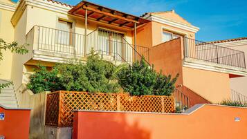 Minibaari, tallelokero huoneessa, työpöytä, vauvansängyt