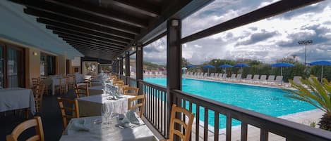 Piscine intérieure, piscine extérieure en saison