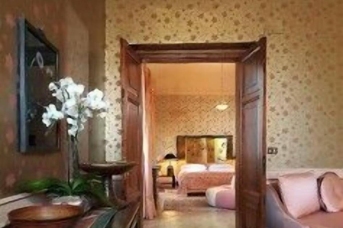 Deluxe Suite | Living room | TV
