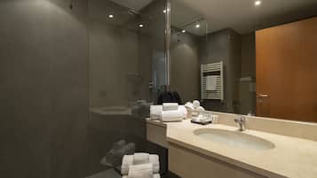 Dusche, kostenlose Toilettenartikel, Haartrockner, Bidet
