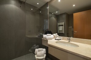 Chuveiro, produtos de toalete grátis, secador de cabelo, bidê