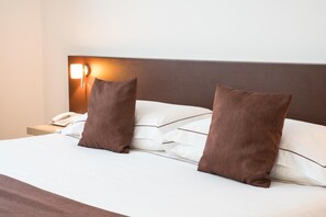 Literie hypoallergénique, couette en duvet, minibar, coffre-fort