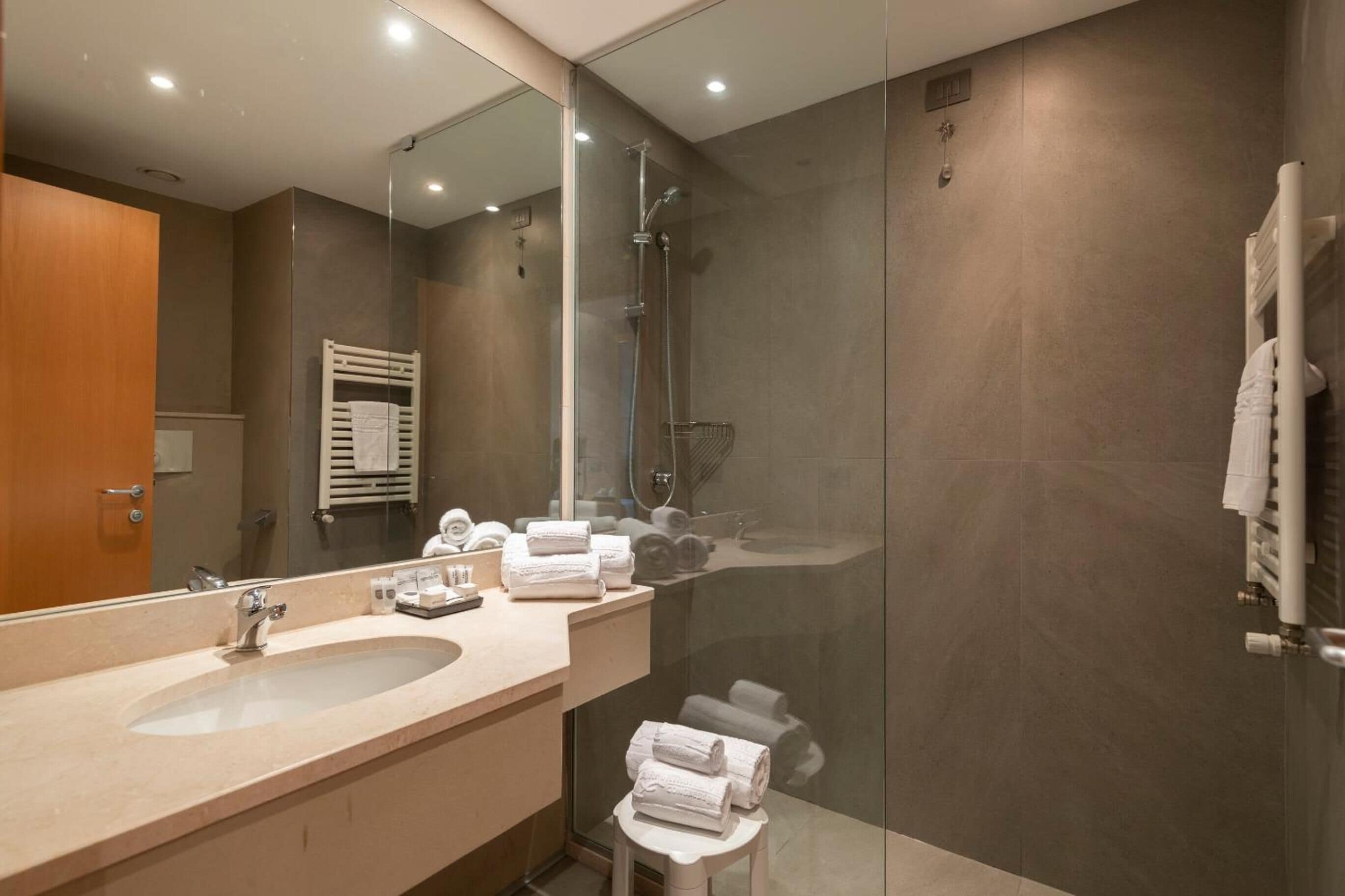 shower, free toiletries, hair dryer, bidet