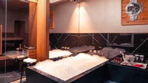 Ein Wellnessbereich mit Whirlpool, Holzverkleidung und einer Wanduhr.