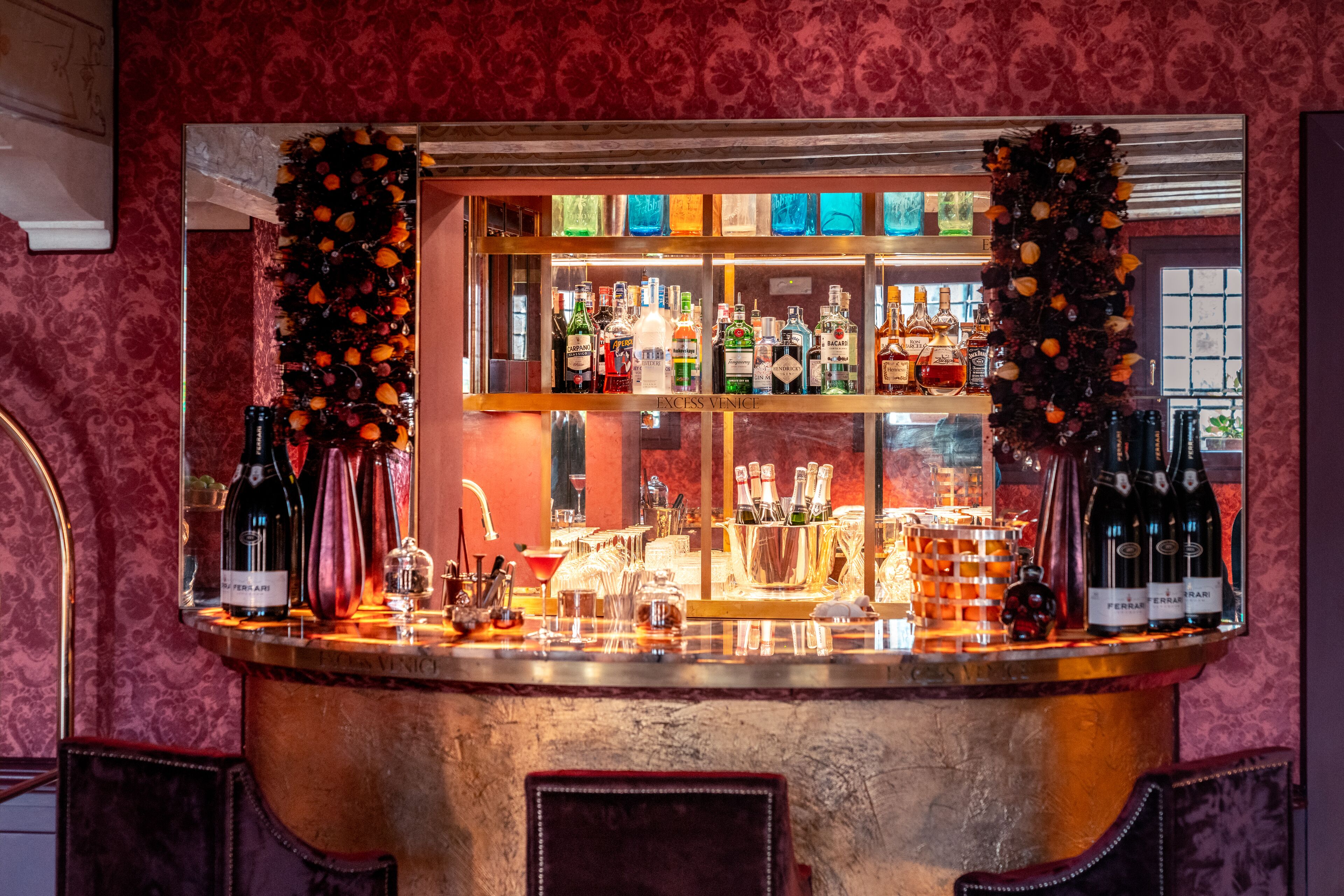 Bar (trong khuôn viên)