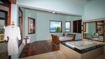 Luxury-Villa, 5Â Schlafzimmer, eigener Pool (Mystique) | Badezimmer | Badewanne und Dusche (separat), Whirlpool, kostenlose Toilettenartikel