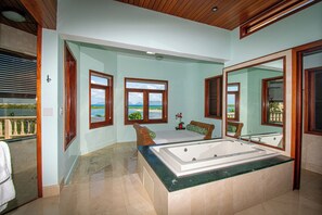 Separate bathtub and shower, jetted bath, free toiletries, hair dryer - Sheriva Luxury Villas And Suites (West End Village)
