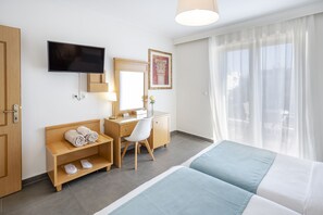 Suite Apartment Classic | Safe på rommet, skrivebord og strykejern/-brett