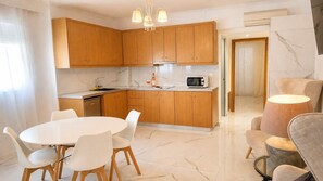 Superior King Suite | Private kitchenette | Fridge, microwave, coffee/tea maker, cookware/dishes/utensils - Peridis Family Resort (Kos)