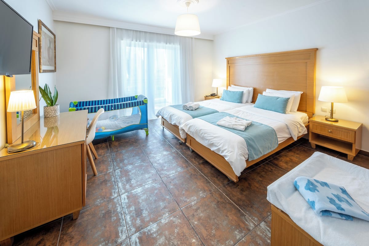 In-room safe, desk, iron/ironing board (on request), cribs (free)