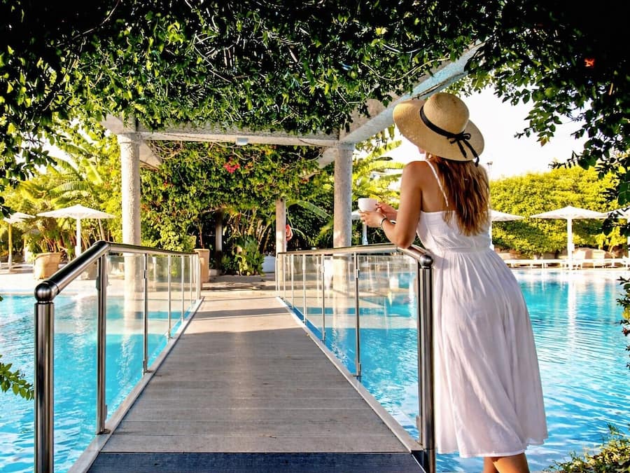 3 piscinas al aire libre, sombrillas, socorrista en las instalaciones