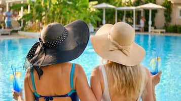 3 outdoor pools, pool umbrellas, lifeguards on site