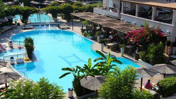 3 outdoor pools, pool umbrellas, lifeguards on site