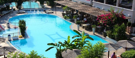 3 piscines a l'aire lliure i para-sols