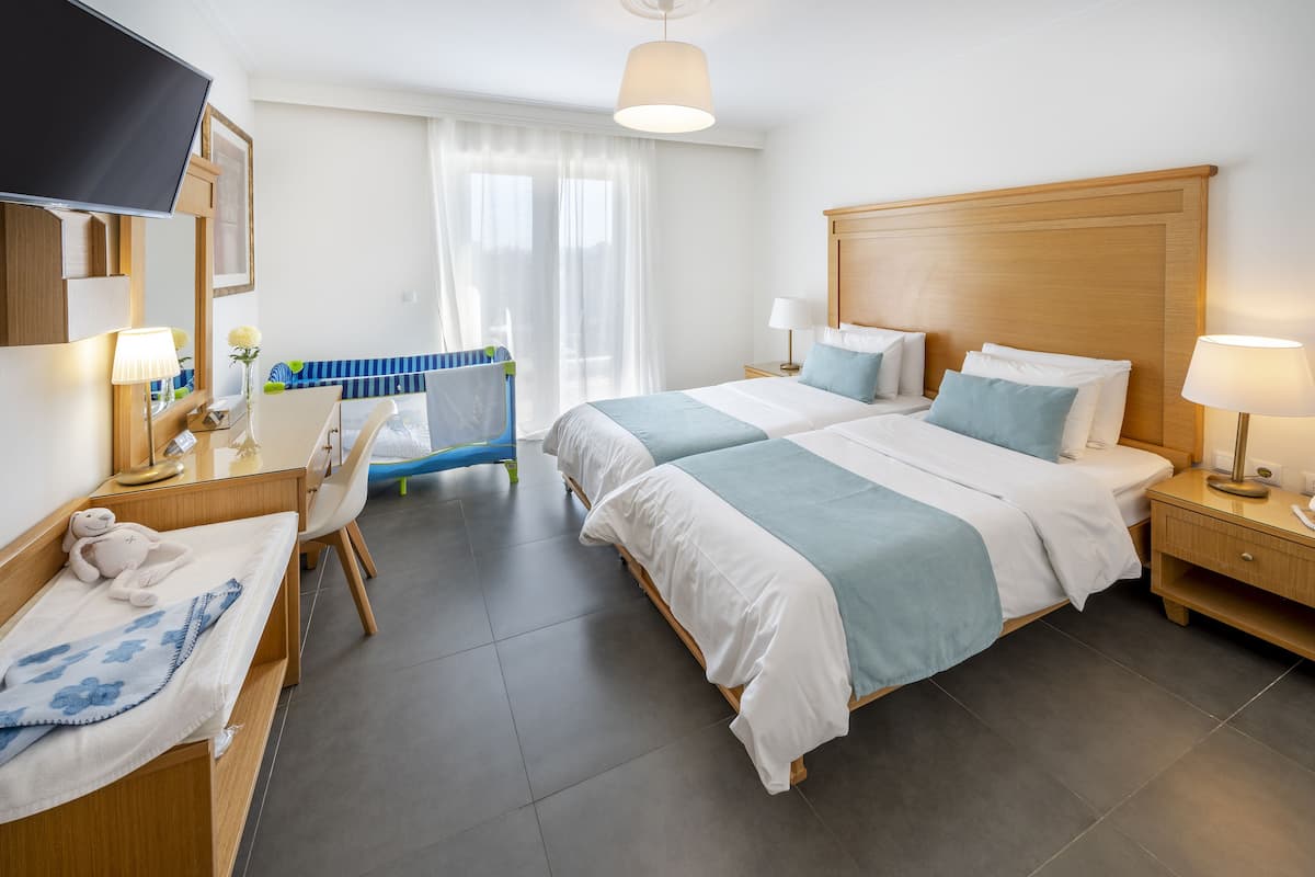 Baby Comfort Suite With Pool View | 1 habitación, caja de seguridad en la habitación y escritorio