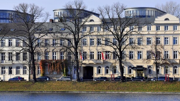 A large, historic building with multiple floors and a central entrance. - Hotel Niederländischer Hof Schwerin (Schwerin)