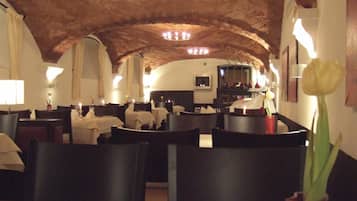 供應早餐、午餐、晚餐;室外用餐