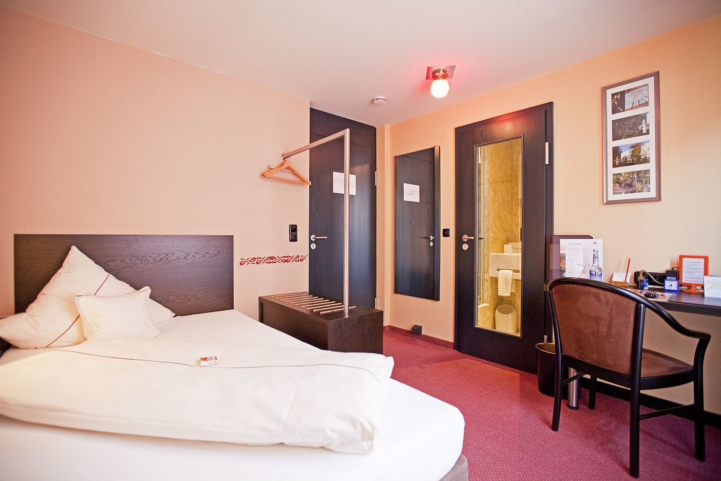 standard room | hypo-allergenic bedding, in-room safe, desk, iron/ironing board