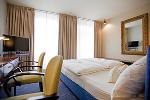 Kamar Standar | Seprai antialergi, brankas, meja kerja, dan setrika/meja setrika