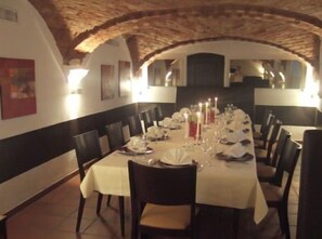 Déjeuner, dîner et souper servis sur place