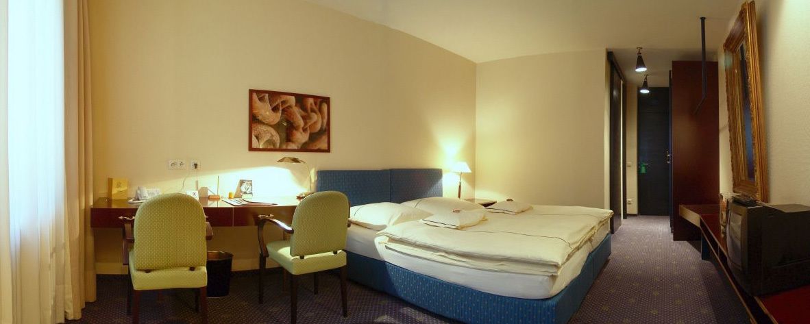 standard room | hypo-allergenic bedding, in-room safe, desk, iron/ironing board