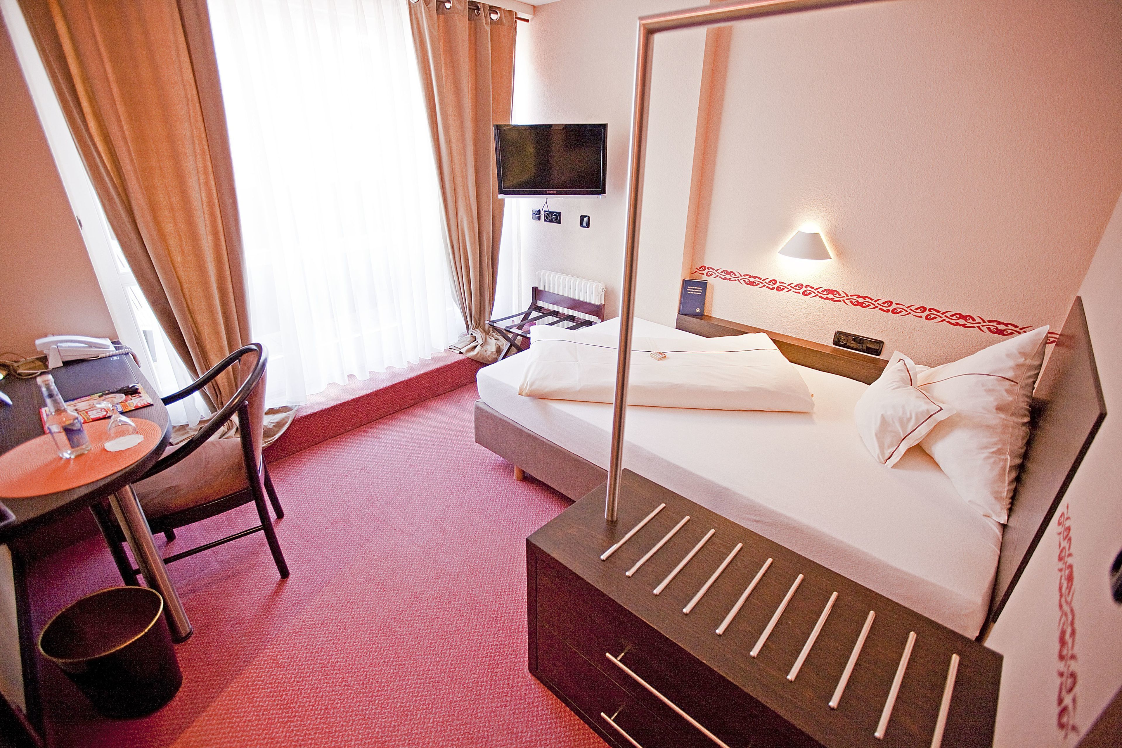 standard room | hypo-allergenic bedding, in-room safe, desk, iron/ironing board