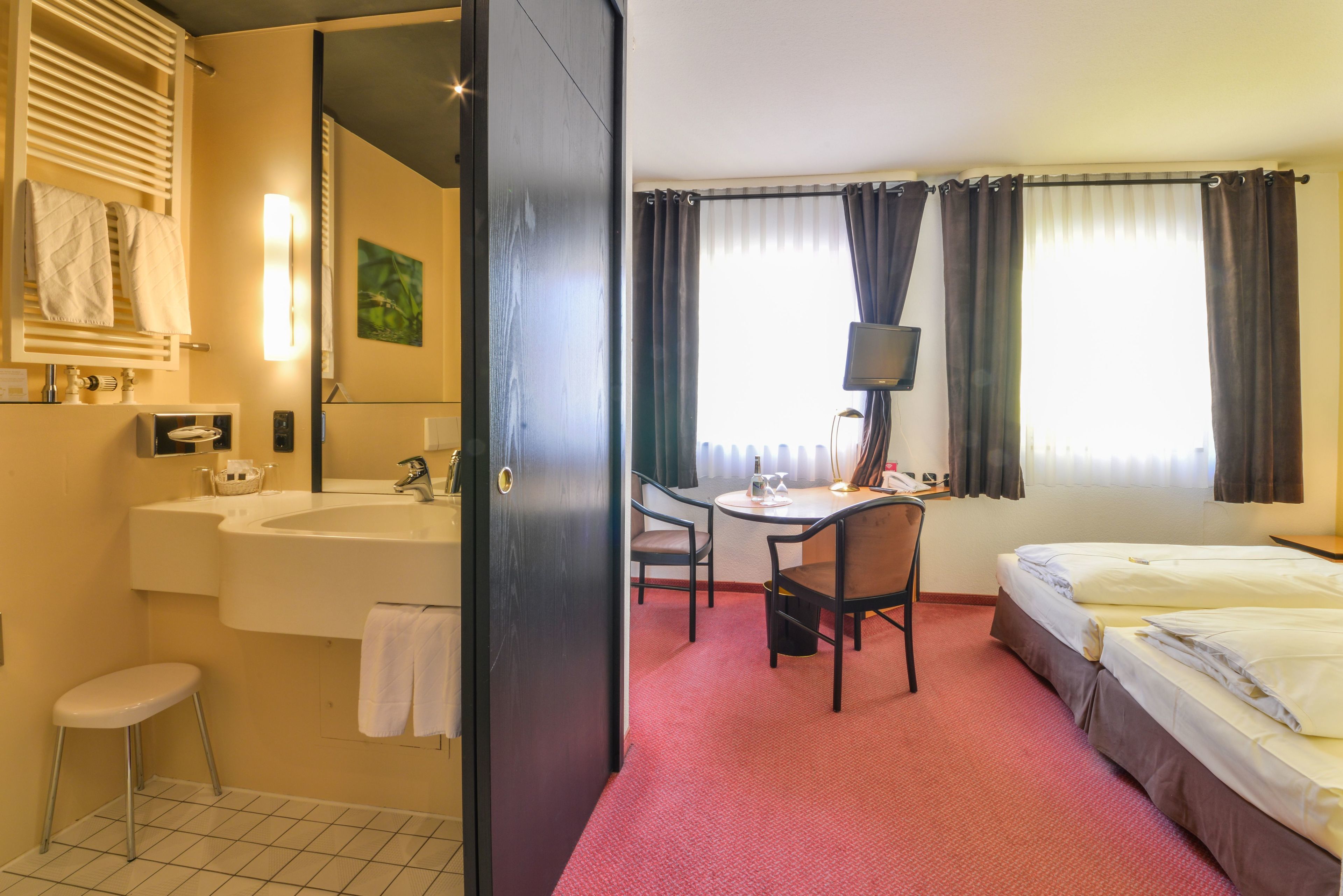 standard room | hypo-allergenic bedding, in-room safe, desk, iron/ironing board