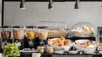 Petit déjeuner buffet (10 EUR par personne)