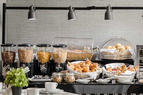 Petit déjeuner buffet (10 EUR par personne)