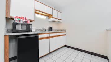 Refrigerador, microondas, parrilla de estufa y cafetera y tetera