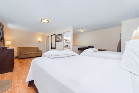 1 habitación, escritorio y tabla de planchar con plancha