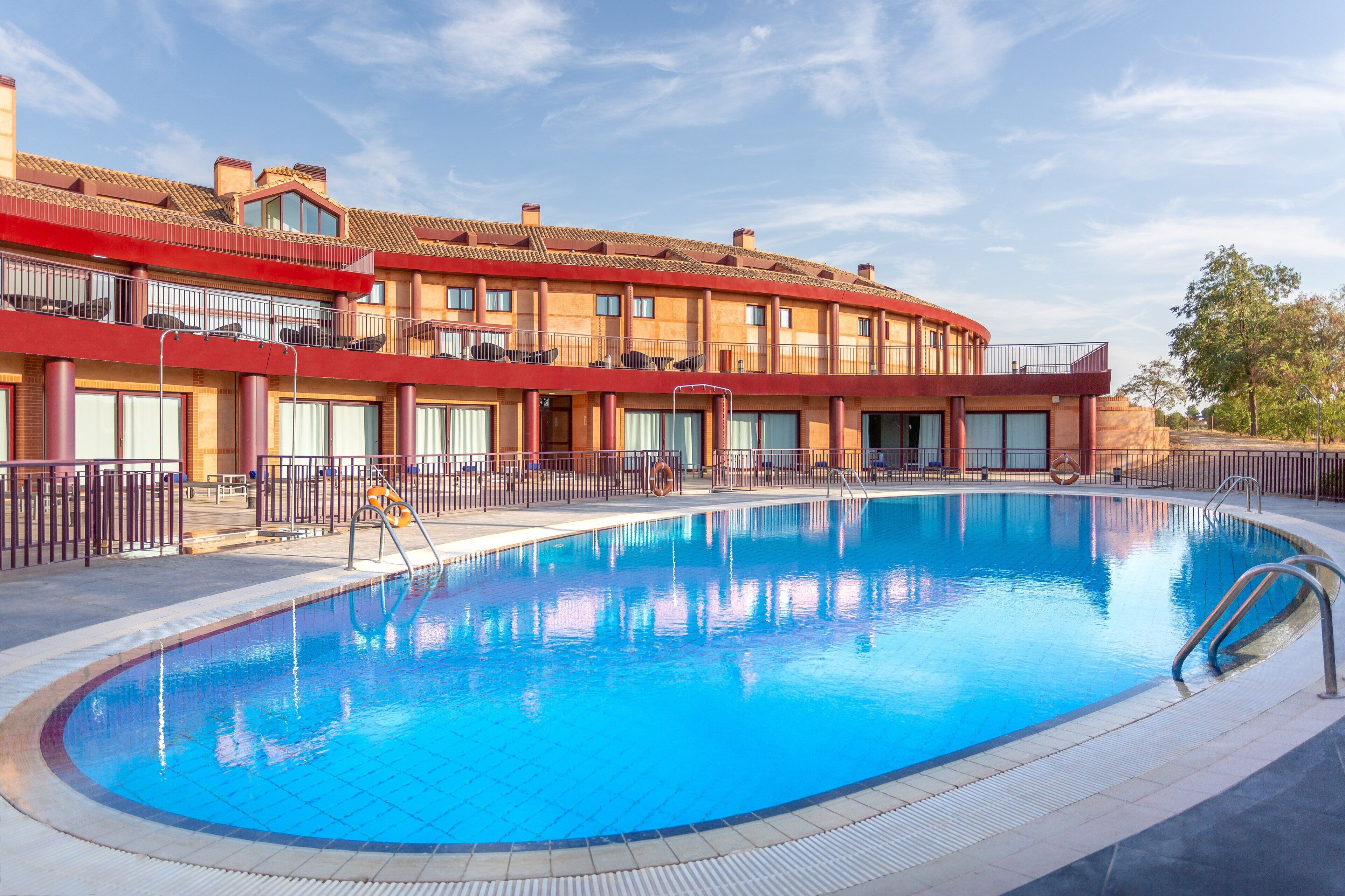 Una piscina al aire libre de temporada