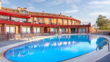 Una piscina al aire libre de temporada
