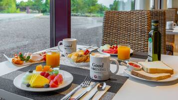 Se ofrece un desayuno bufé (13 EUR por persona)