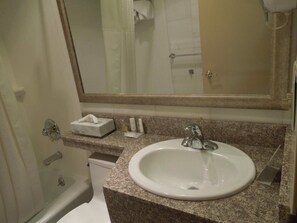 Escritorio, espacio para trabajar con laptop y cortinas blackout