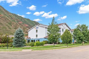 Exterior - Comfort Inn & Suites Glenwood Springs On The River (Glenwood Springs)