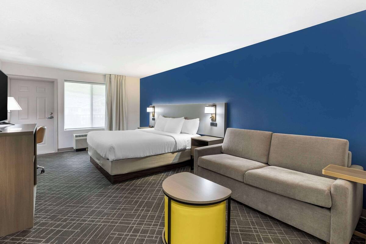 business room, 1 king bed with sofa bed, non smoking | 1 bedroom, premium bedding, desk, laptop workspace