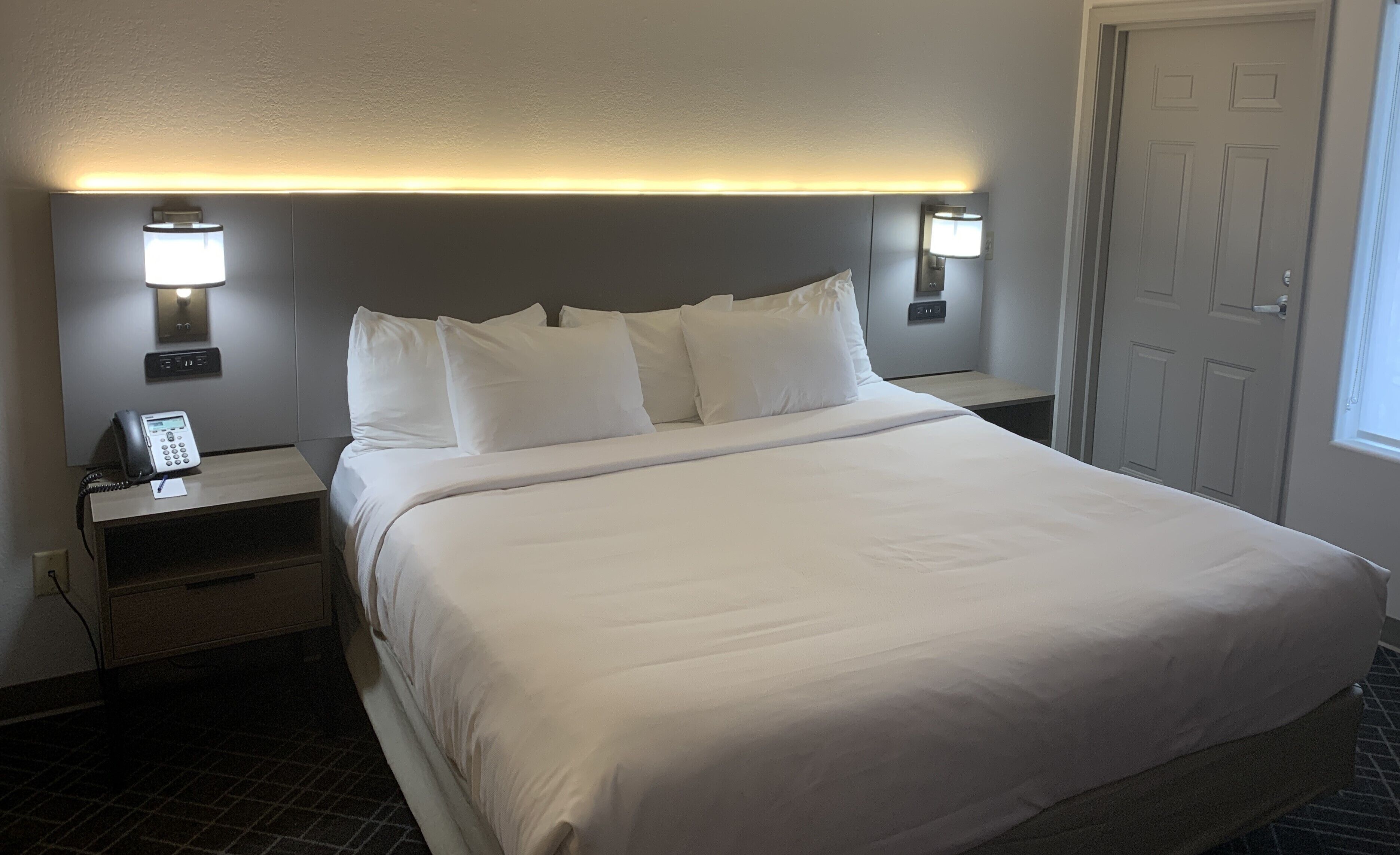 1 bedroom, premium bedding, desk, laptop workspace