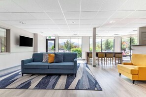 Free daily buffet breakfast  - Comfort Inn & Suites Glenwood Springs On The River (Glenwood Springs)