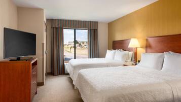 Caja de seguridad en la habitación y tabla de planchar con plancha