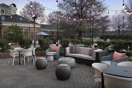 Terrace/patio. Hilton Garden Inn Macon / Mercer University