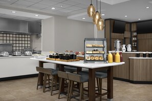 Melayani sarapan dan makan malam 