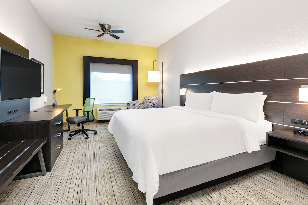Standard Room, 1 King Bed | In-room safe, desk, blackout drapes, iron/ironing board