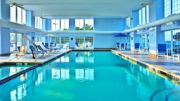 Una piscina cubierta, tumbonas