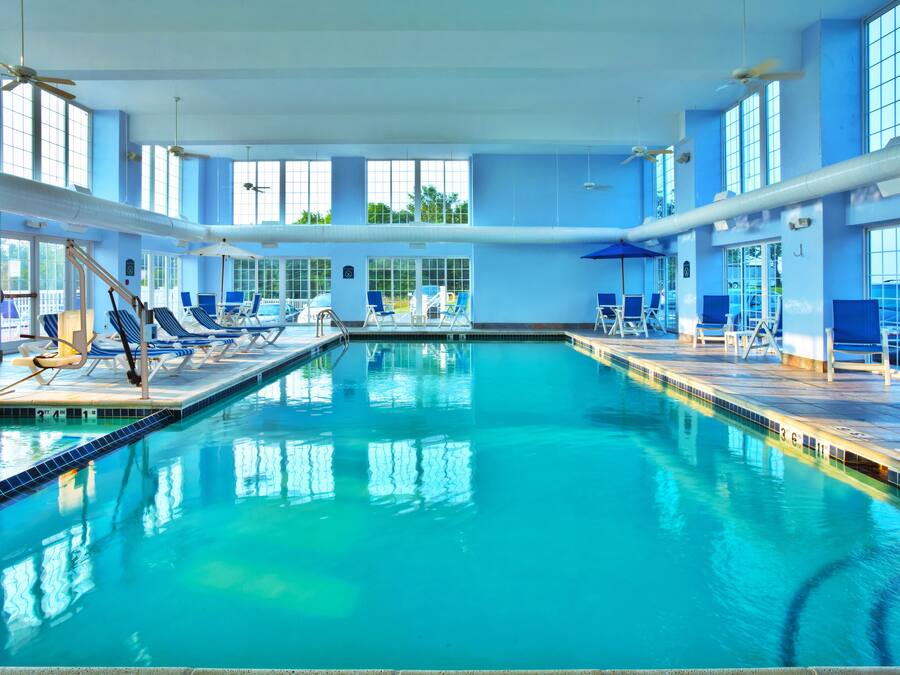 Indoor pool, pool loungers