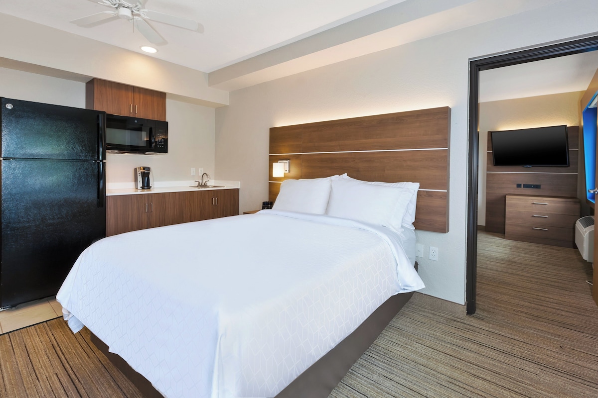Chambre Standard, 1 très grand lit, accessible aux personnes à mobilité réduite (Roll-In Shower)