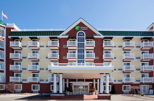 Holiday Inn Express & Suites Petoskey by IHG
