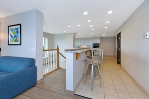 Un appartement moderne comprenant un salon, une cuisine et un coin repas.