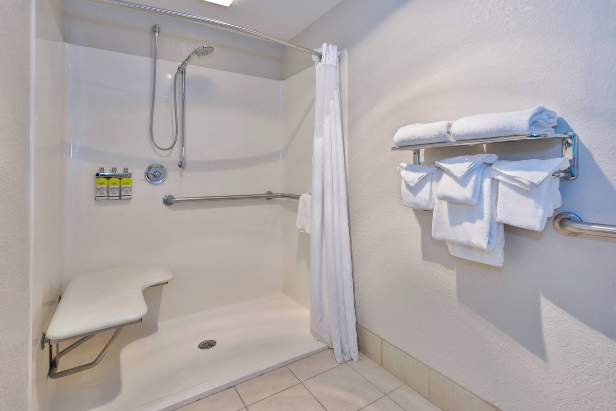 Suite, 1 chambre, accessible aux personnes à mobilité réduite (Roll-In Shower)