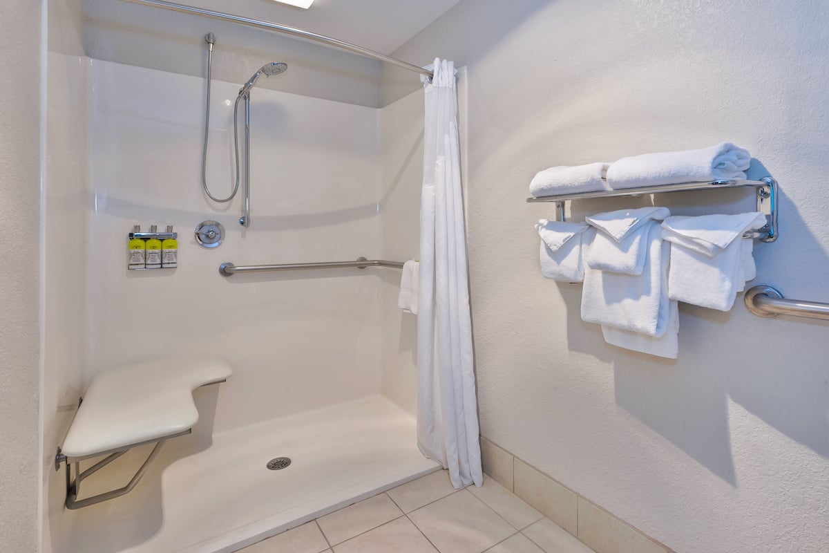 Suite, 1 habitación, con acceso para personas discapacitadas (Roll-In Shower) | Caja de seguridad en la habitación y escritorio